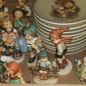 Hummel- Vintage lot of 16 figurines and 10 plates ('76-'85)